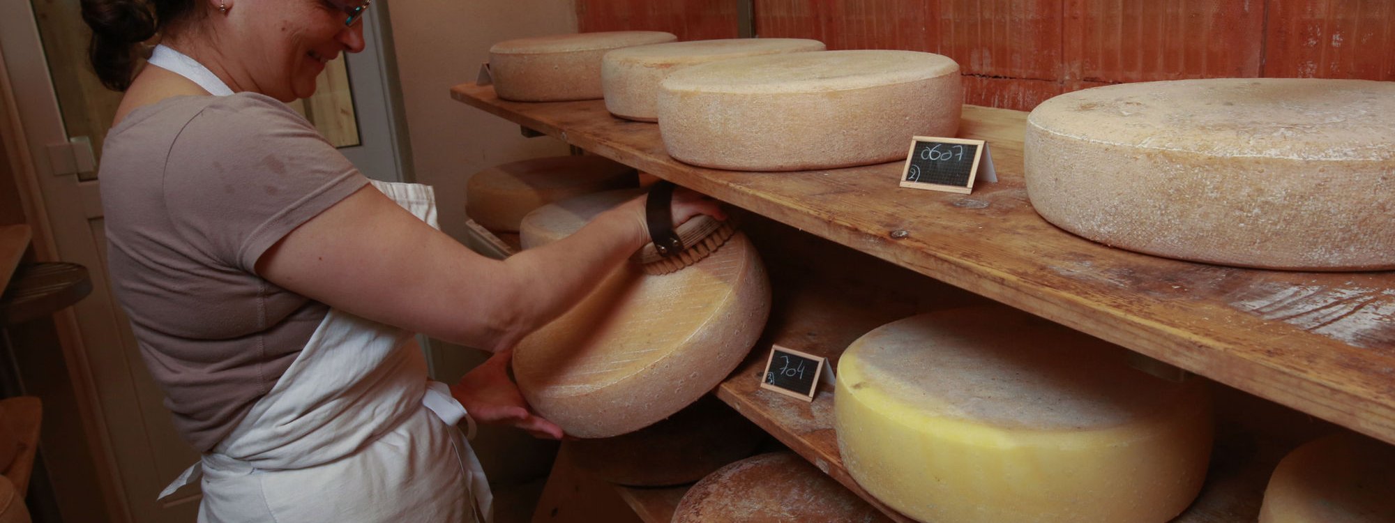 Sylvie Conreau entrain de brosser ses fromages