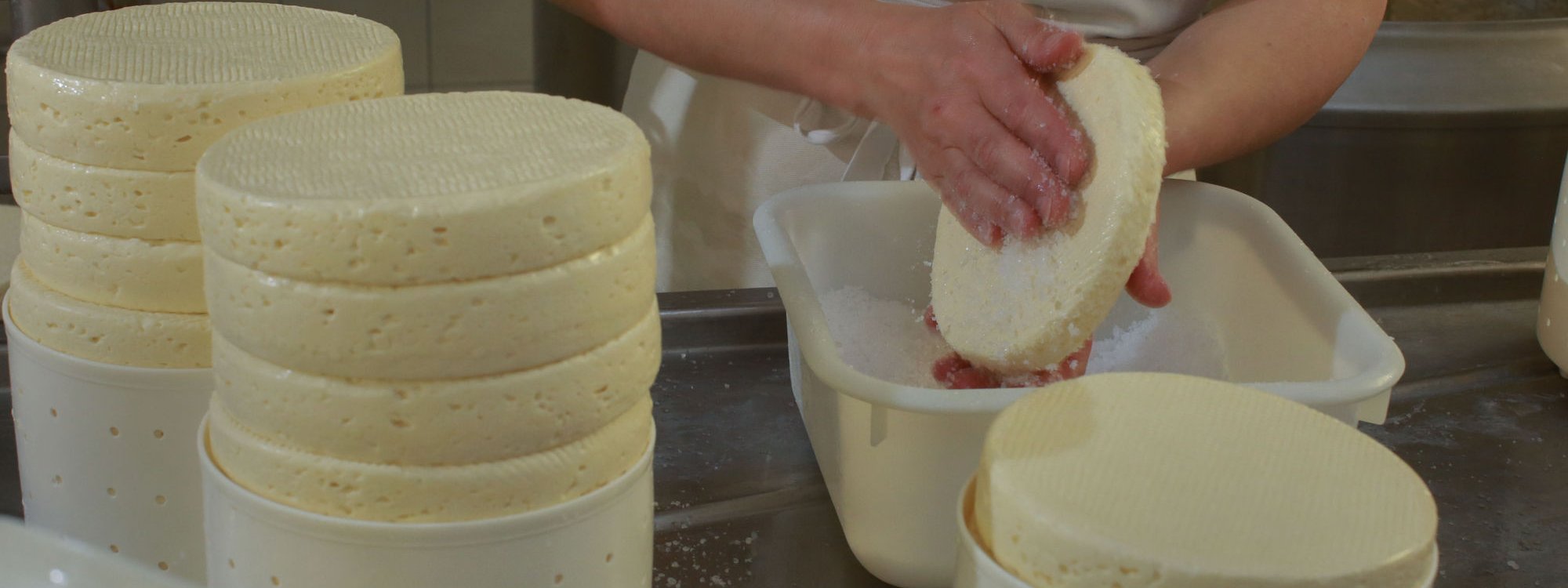 Sylvie Conreau entrain de saler ses fromages