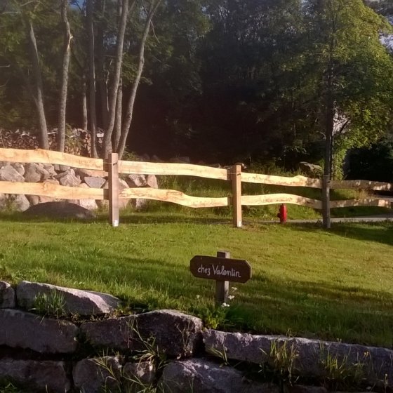 un vieux piano en décoration au gîte de la ferme du Schoultzbach